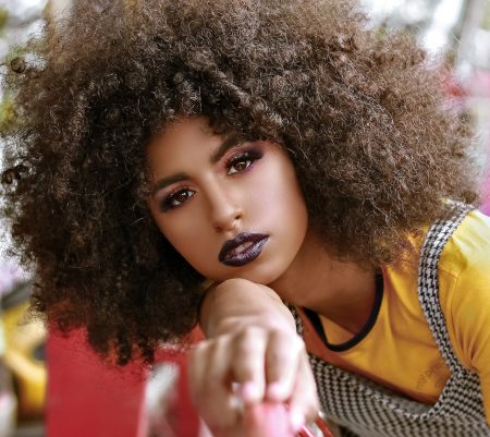 Quelle coupe courte pour des cheveux frisés naturellement ?